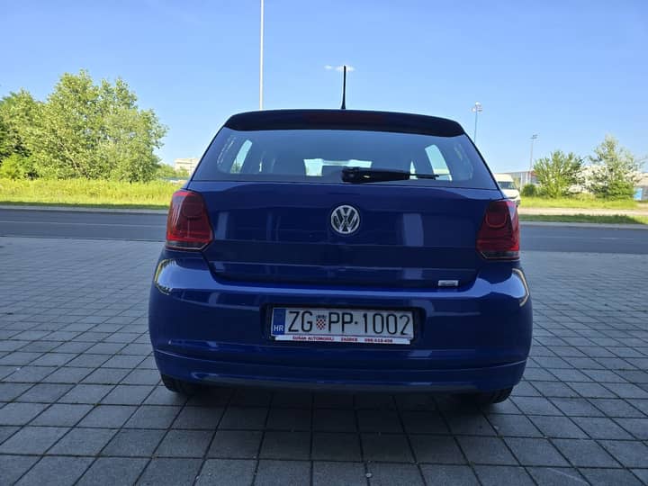 Slika prikazuje vanjski dio vozila, stražnji dio.