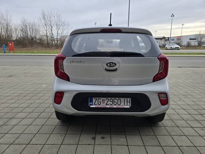 Slika prikazuje vanjski dio vozila (stražnji pogled).