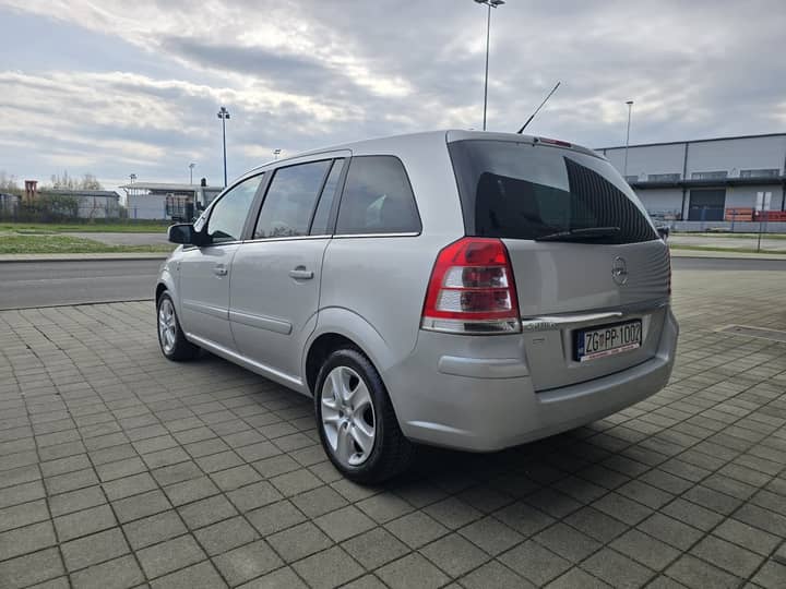 Slika prikazuje vanjsku stranu vozila.