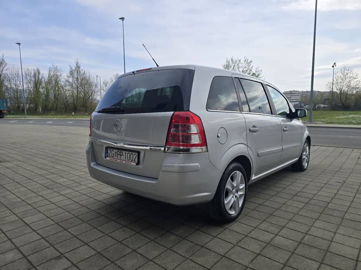 Slika prikazuje eksterijer vozila (vanjski dio karoserije).