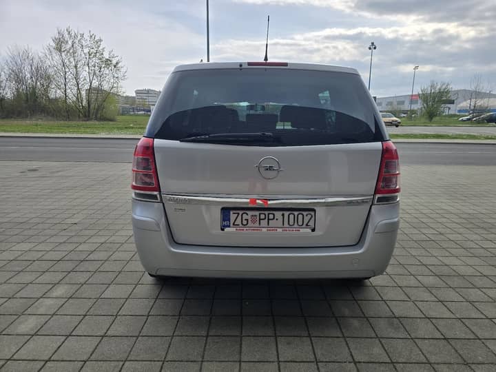 Slika prikazuje eksterijer vozila, stražnji dio karoserije.