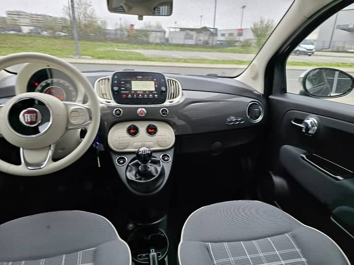Slika prikazuje unutrašnjost vozila (volan i instrument ploča).
