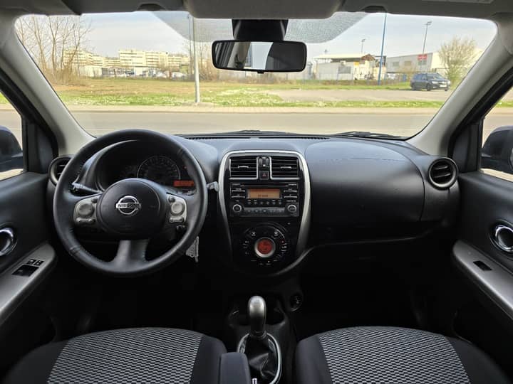 Slika prikazuje unutrašnjost vozila, upravljački prostor i sjedala.