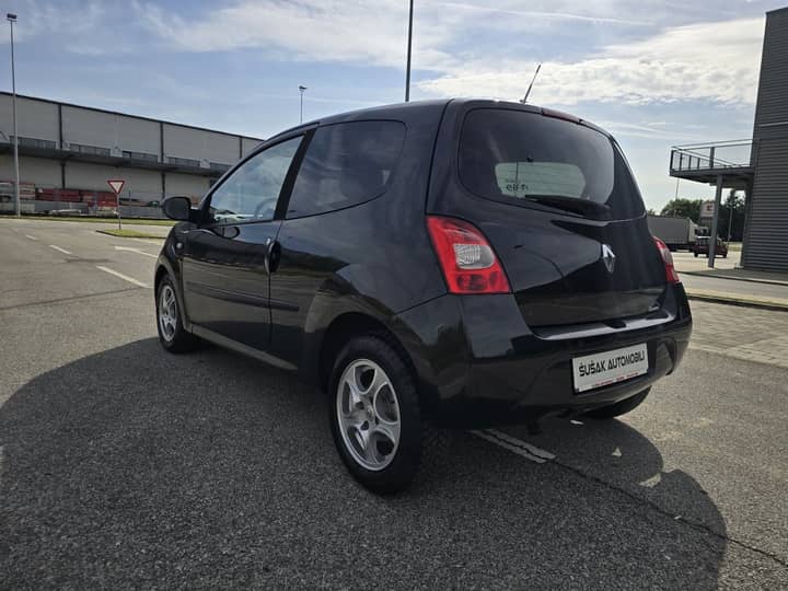Slika prikazuje vanjsku karoseriju automobila.