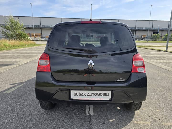 Slika prikazuje vanjski stražnji dio vozila Renault.