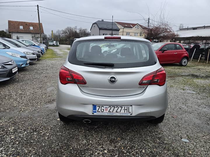 Slika prikazuje vanjsku karoseriju vozila, fokus na stražnji dio.