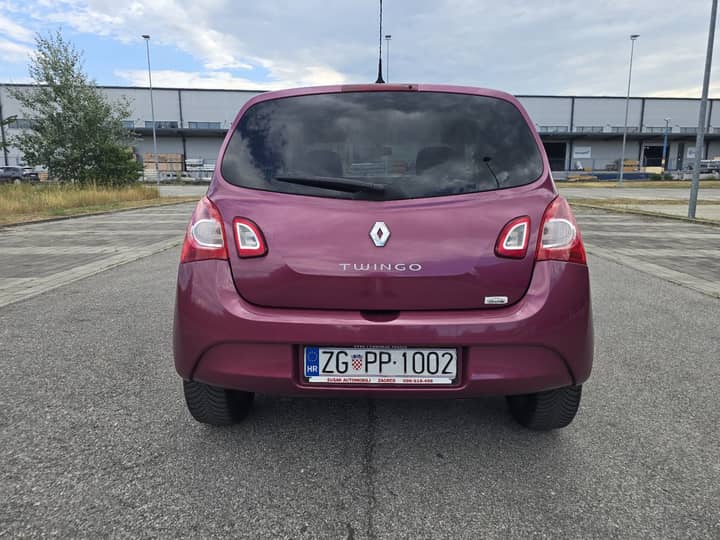 Slika prikazuje vanjski dio vozila (stražnji kraj).