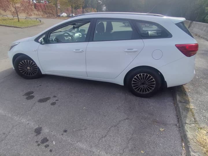 Slika prikazuje vanjsku karoseriju vozila (eksterijer).