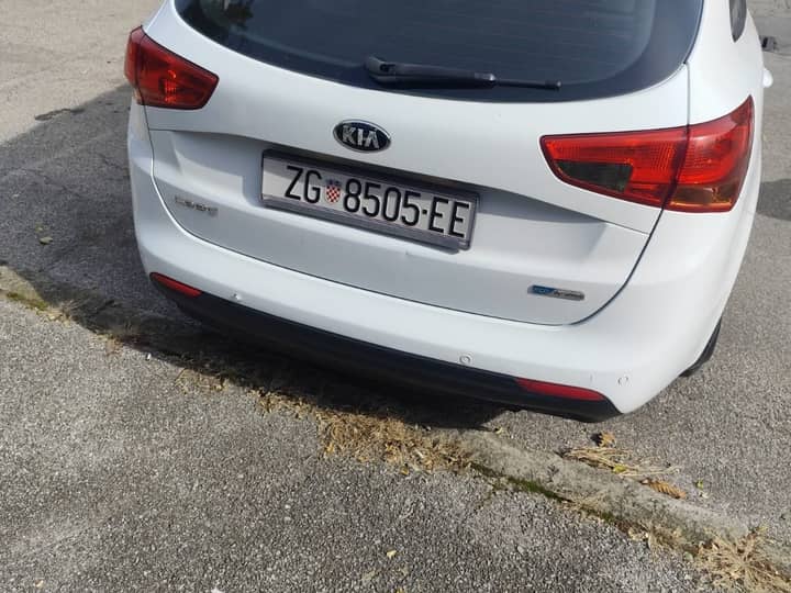 Slika prikazuje vanjsku stražnju stranu vozila.