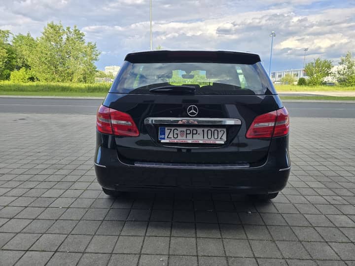 Slika prikazuje vanjski dio vozila; stražnji pogled s registracijskom pločicom.