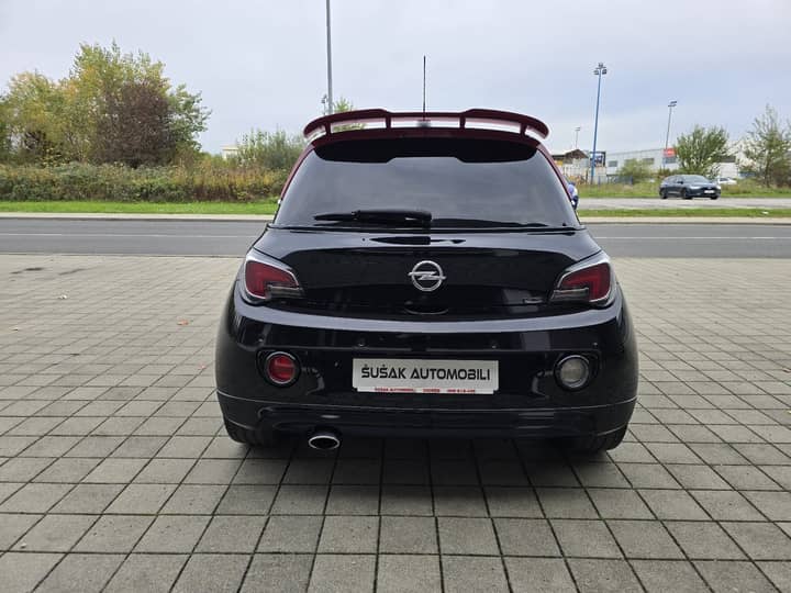 Slika prikazuje eksterijer vozila, stražnji dio.