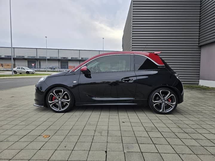 Slika prikazuje vanjsku karoseriju automobila i felge.