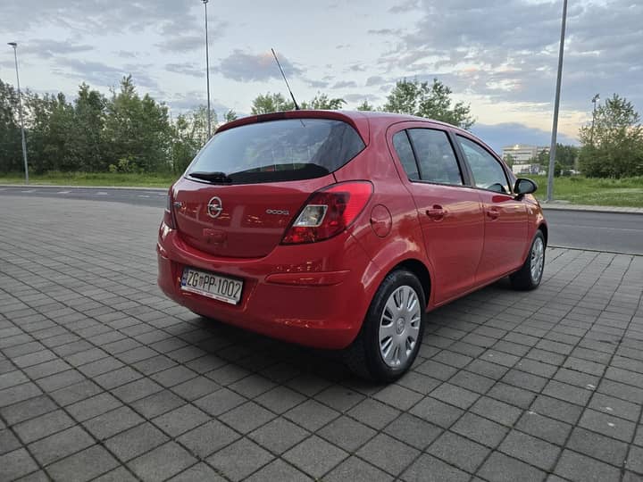 Slika prikazuje vanjsku karoseriju vozila.