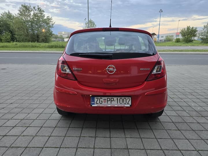 Slika prikazuje vanjštinu vozila, fokus na karoseriji.