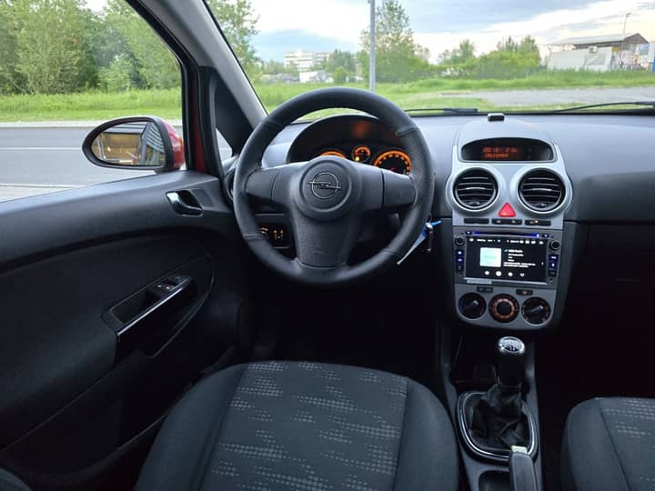 Slika prikazuje unutrašnjost vozila (volan i sjedala).