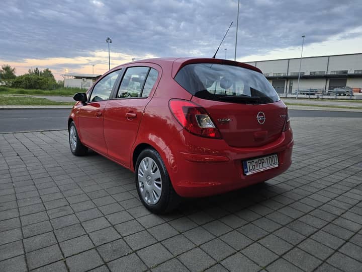 Slika prikazuje vanjski izgled vozila, eksterijer.