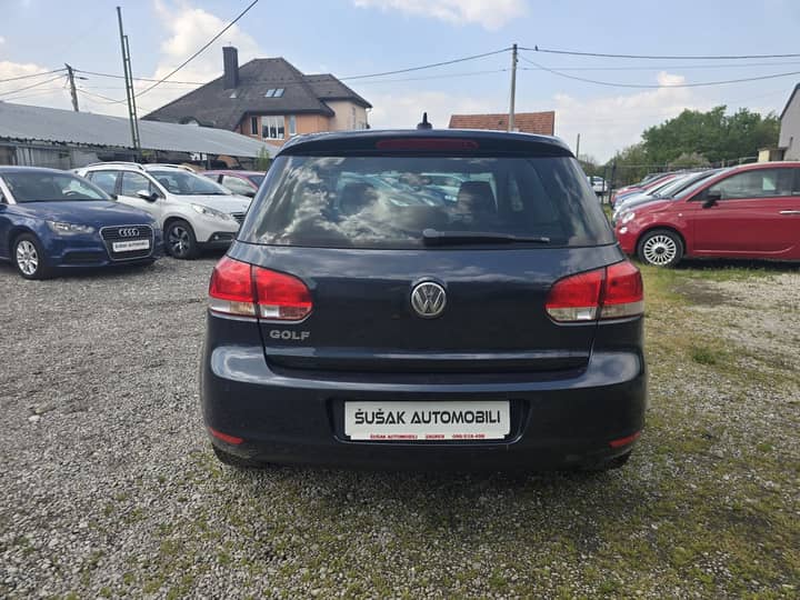 Slika prikazuje vanjski dio vozila (stražnji pogled).