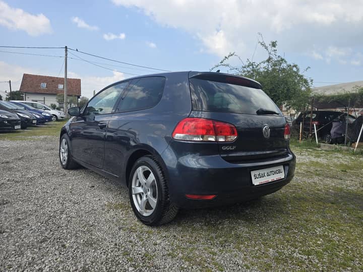 Slika prikazuje vanjštinu vozila, karoseriju i stražnji dio.