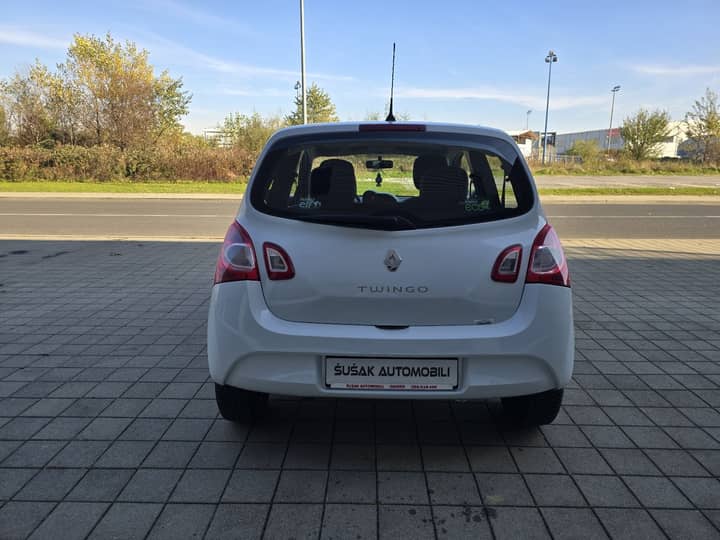 Slika prikazuje vanjski dio vozila (stražnji kraj).