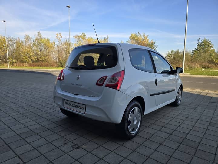 Slika prikazuje vanjsku karoseriju vozila.