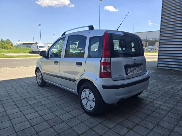 Slika prikazuje vanjski dio vozila (eksterijer).