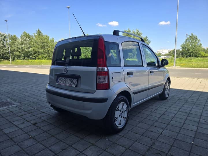 Slika prikazuje vanjski izgled vozila (karoserija i kotači).