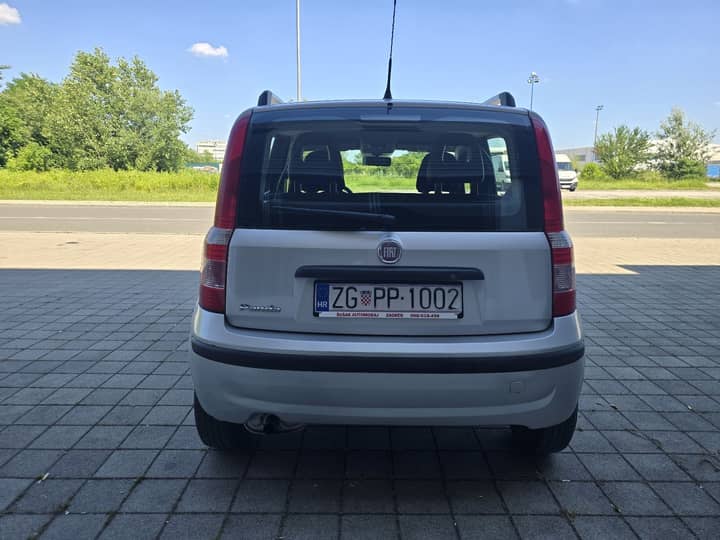 Slika prikazuje vanjski dio vozila.
