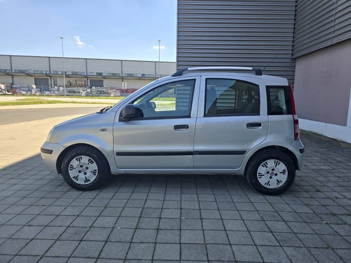 Slika prikazuje vanjsku stranu vozila.