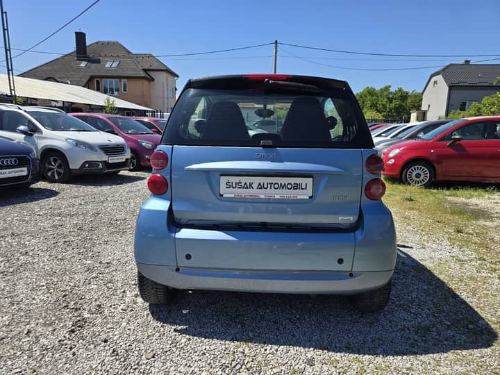 Slika prikazuje vanjski dio vozila.