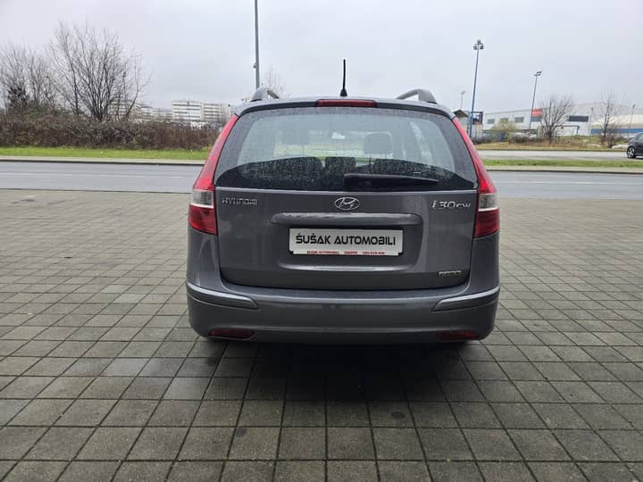 Slika prikazuje vanjski izgled vozila; fokus na karoseriju i stražnji dio.
