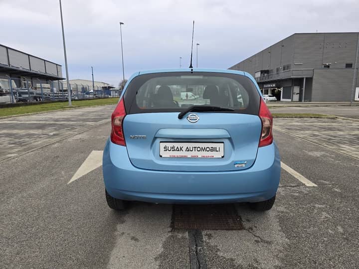 Slika prikazuje vanjski dio vozila (stražnji pogled).