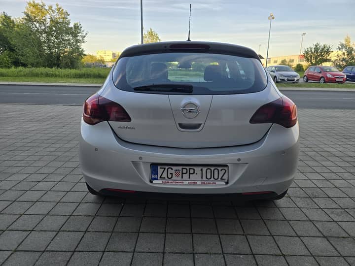 Slika prikazuje eksterijer vozila; karoserija i stražnji dio vidljivi.