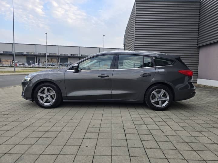 Slika prikazuje vanjski bočni profil automobila.