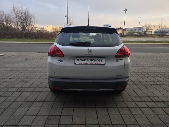 Slika prikazuje vanjsku karoseriju vozila.