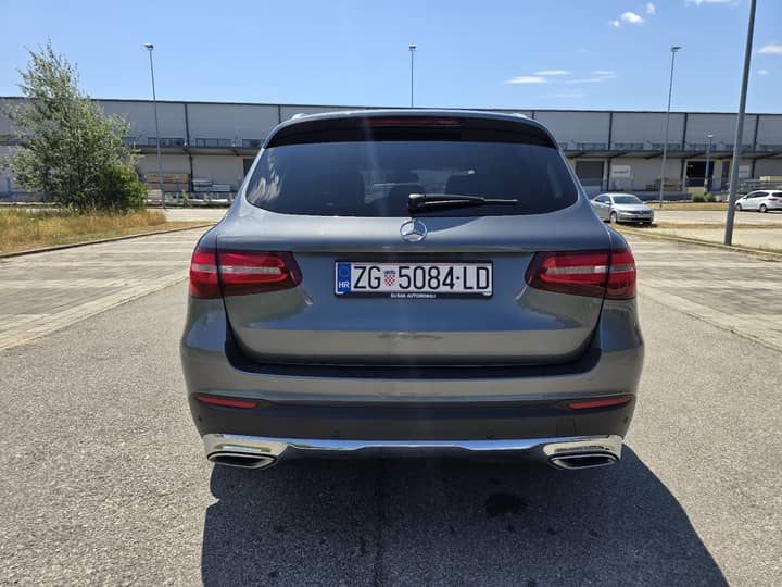 Slika prikazuje vanjsku stranu vozila (stražnji dio).