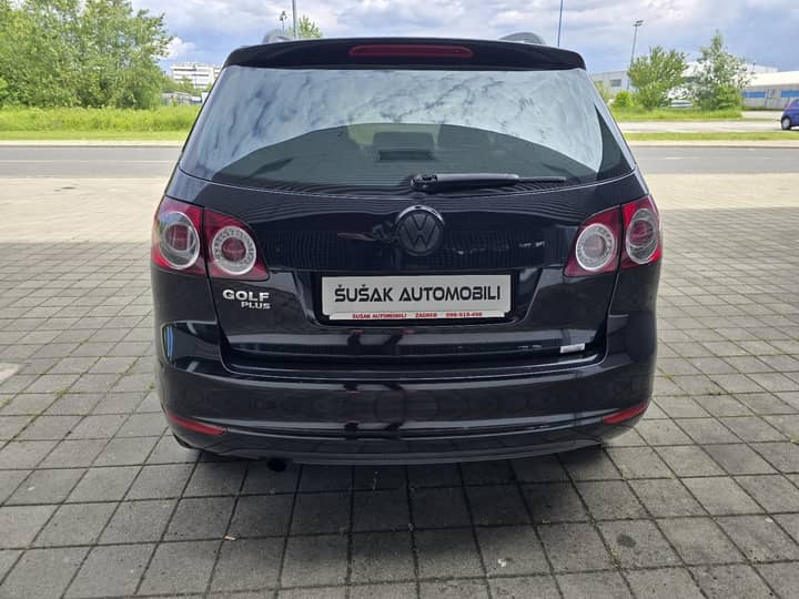 Slika prikazuje vanjsku stražnju stranu vozila.