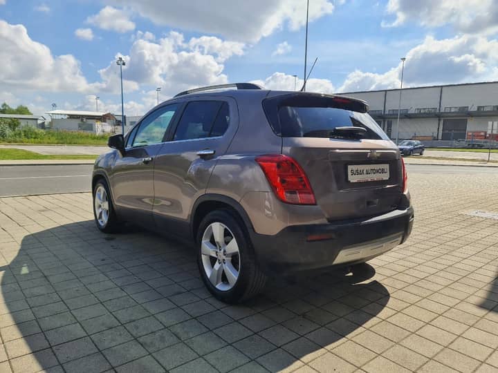 Slika prikazuje vanjsku karoseriju automobila (eksterijer).