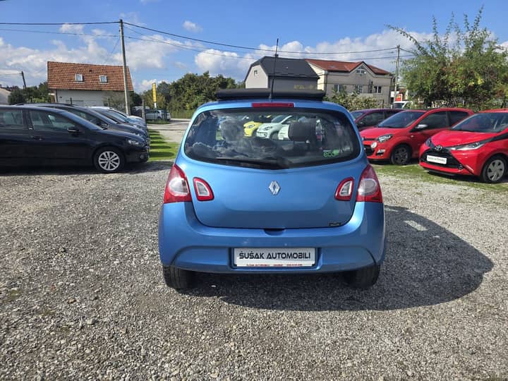 Slika prikazuje vanjski dio vozila.