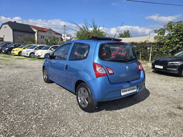 Slika prikazuje vanjski izgled vozila (eksterijer).