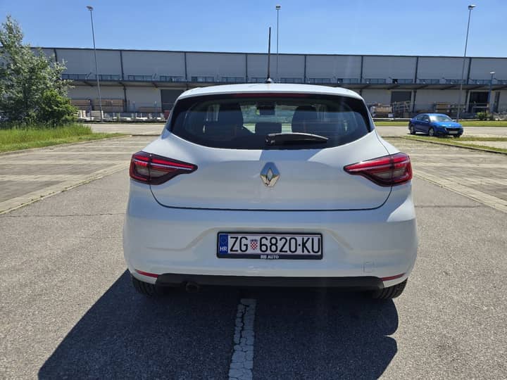 Slika prikazuje vanjsku stražnju stranu vozila.