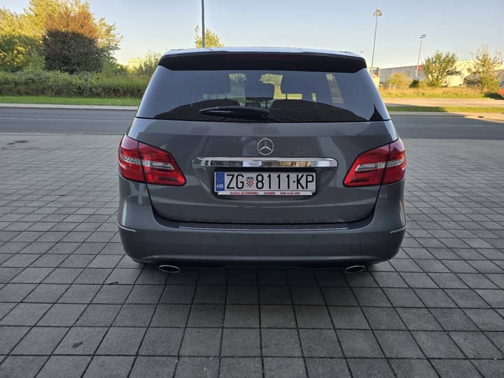 Slika prikazuje vanjsku stražnju stranu vozila.