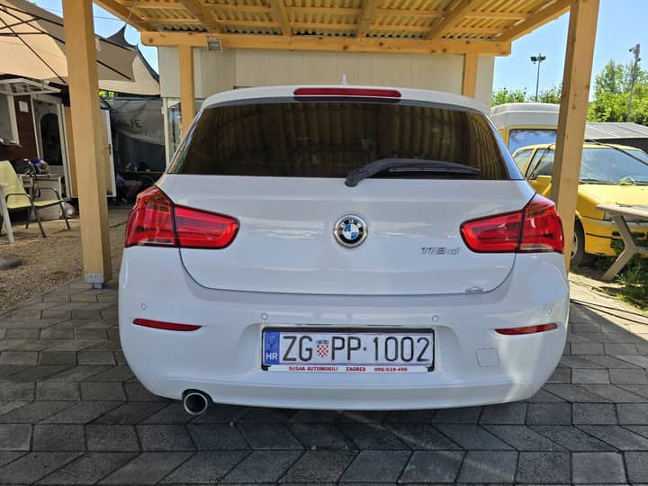 Slika prikazuje vanjsku karoseriju i stražnji dio vozila.