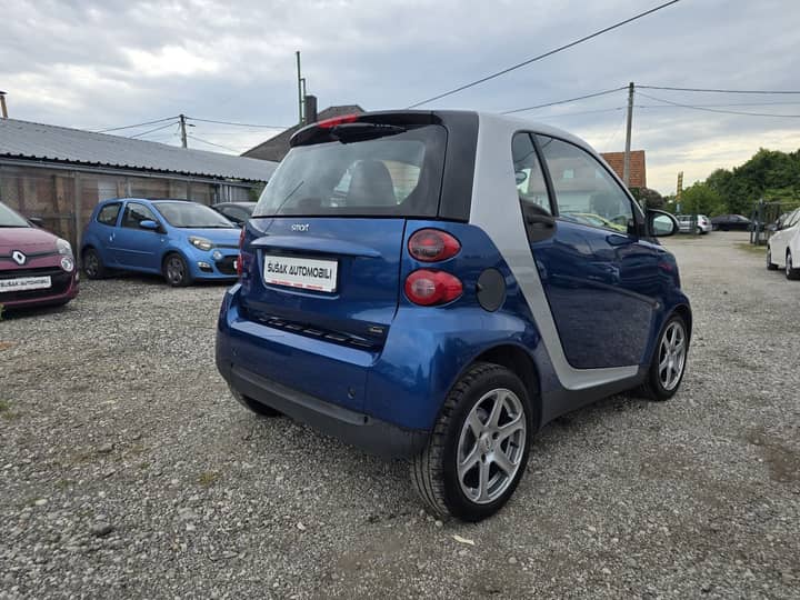 Slika prikazuje vanjski dio vozila, stražnji dio i karoseriju.