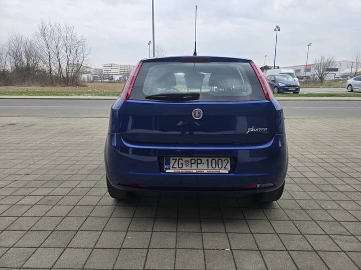 Slika prikazuje vanjski dio vozila sa stražnje strane.
