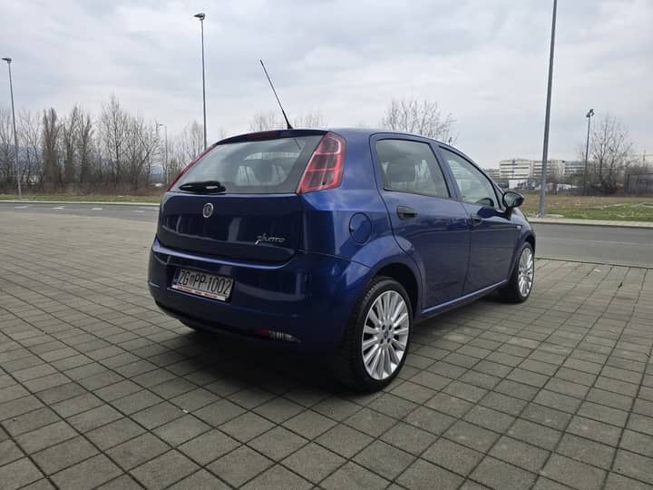 Slika prikazuje vanjštinu vozila, fokus na karoseriji.