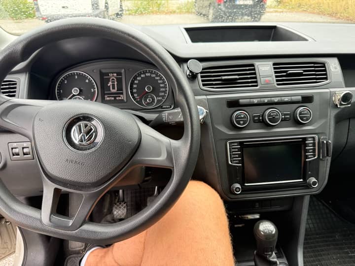 Slika prikazuje unutrašnjost vozila (volan i sjedala).