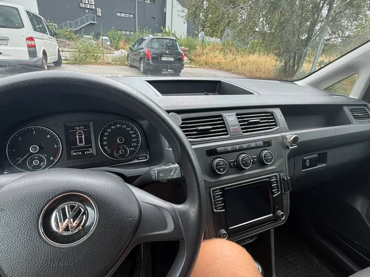 Slika prikazuje unutrašnjost vozila (volan i instrument ploča).