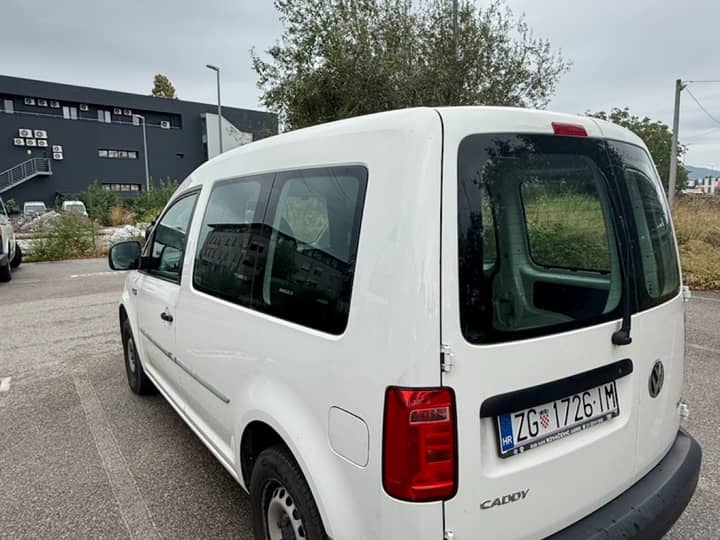 Slika prikazuje vanjsku karoseriju i stražnji dio vozila.
