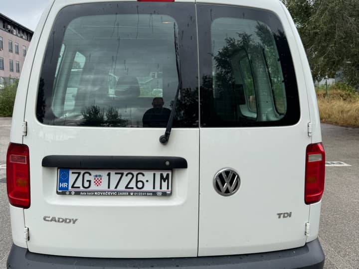 Slika prikazuje vanjski stražnji dio vozila.