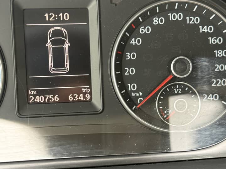 Slika prikazuje unutrašnjost vozila (volan i instrument ploča).